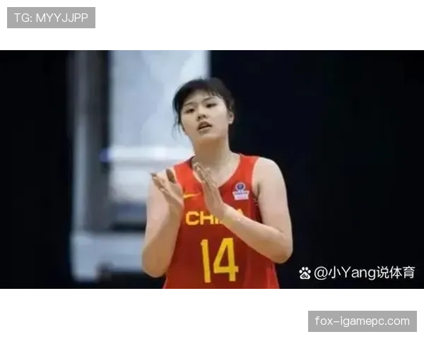 李月汝抱着外卖坐地铁那张图，把球馆里那个巨塔形象瞬间搞崩